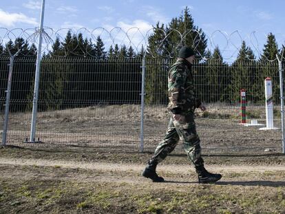 Un soldado patrulla una de las zonas fronterizas entre Lituania y Kaliningrado (Rusia).