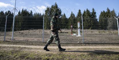 Un soldado patrulla una de las zonas fronterizas entre Lituania y Kaliningrado (Rusia).