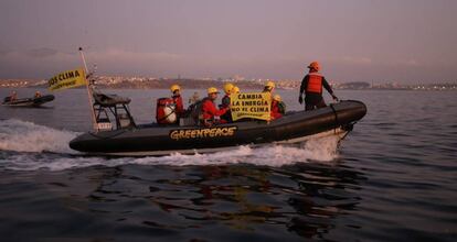 Los activistas de Greenpeace en la bahía de Algeciras (Cádiz) este viernes.