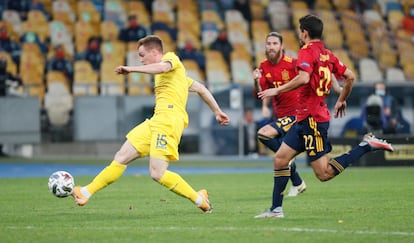 Tsygankov marca el gol del triunfo de Ucrania ante España ante la mirada de Navas y Ramos