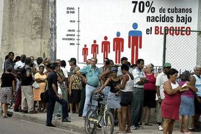 Decenas de cubanos guardan cola ayer en La Habana ante las puertas de una casa de cambio.