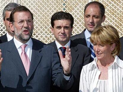 Mariano Rajoy, Jaume Matas, Francisco Camps y Esperanza Aguirre, ayer en la azotea de la sede del PP.