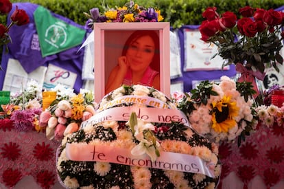 Una fotografía de Monserrat Uribe Palmeros sobre un adorno de flores, durante un homenaje con sus restos, frente a la Glorieta de las Mujeres que luchan, en Ciudad de México, el pasado 31 de enero.