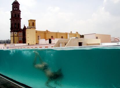 Transparencias en la piscina del hotel La Purificadora, en Puebla