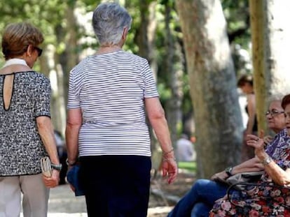 Mujeres jubiladas en el Retiro (Madrid).