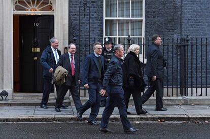 Los miembros del Comité 1922, que reúne a los diputados conservadores, Bob Blackman, Geoffrey Cliffton-Brown, Charles Walker, Nigel Evans, Cheryl Gullian y su presidente, Graham Brady, salen del número 10 de Downing Street tras reunirse este jueves con la primera ministra británica Theresa May, en Londres. May ha emprendido nuevas negociaciones con dirigentes políticos en un intento de conseguir un acuerdo alternativo del 'brexit' que cuente con el apoyo del Parlamento, tras el rotundo rechazo de su plan.