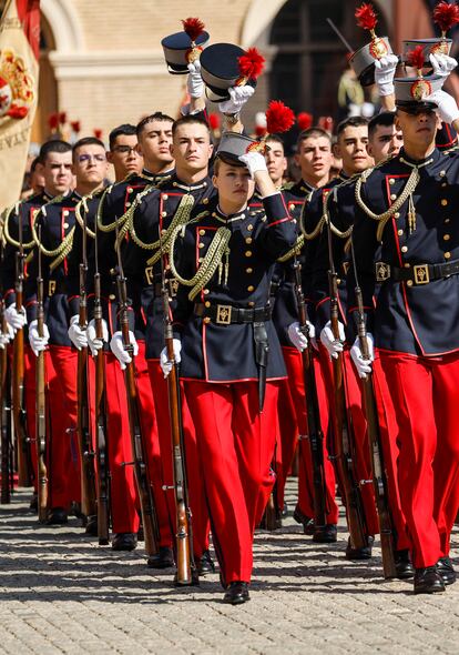 Jura de bandera de la princesa Leonor, en la Academia Militar de Zaragoza, con la presencia de sus padres, los reyes Felipe VI y Letizia, el 7 de octubre. 