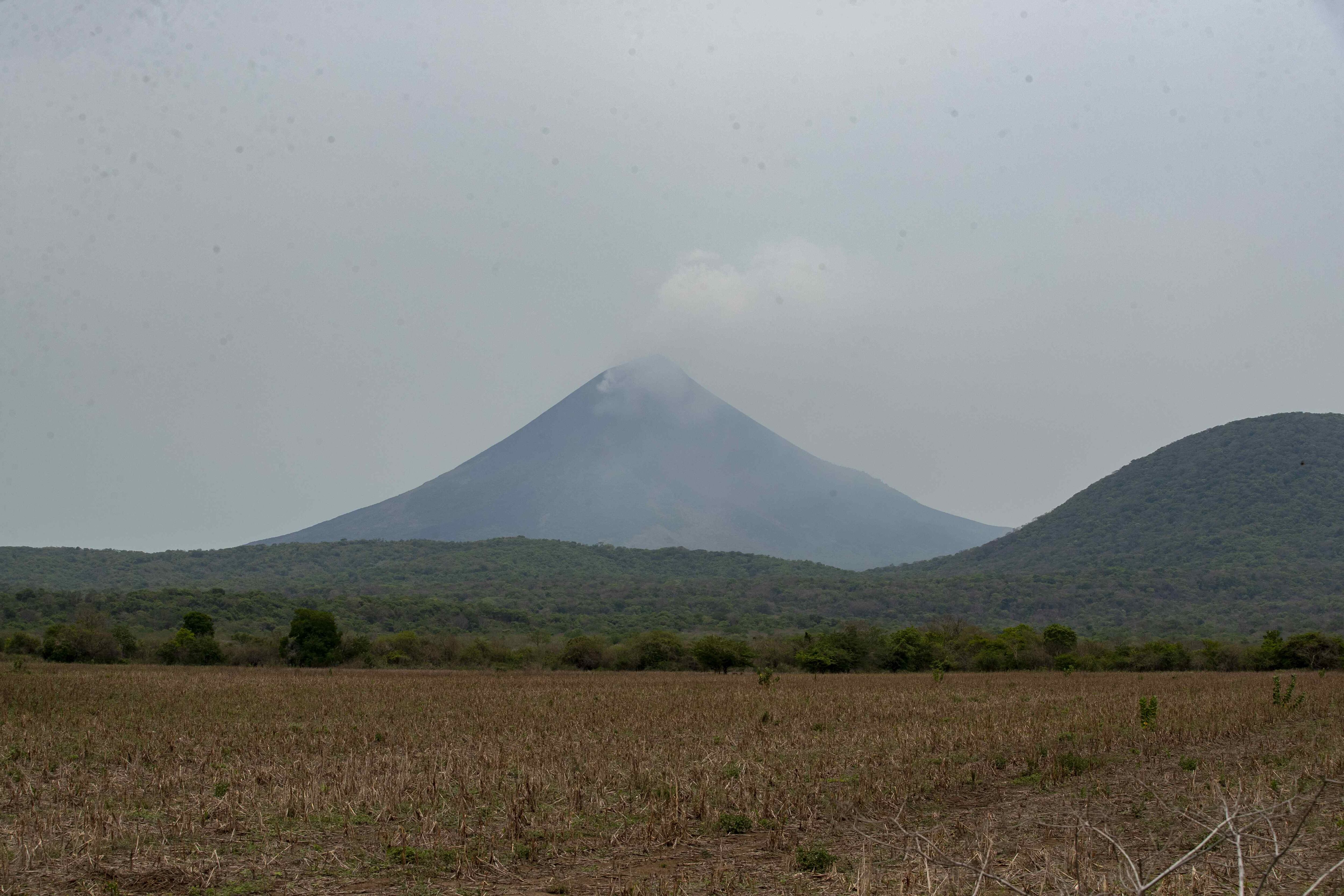 El volcán Momotombo arroja ceniza en Managua (Nicaragua), en mayo de 2024. 