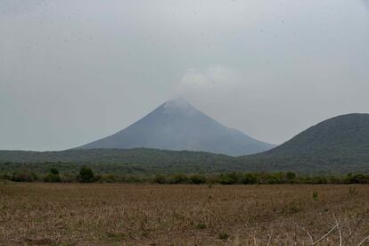 El volcán Momotombo arroja ceniza en Managua (Nicaragua), en mayo de 2024. 