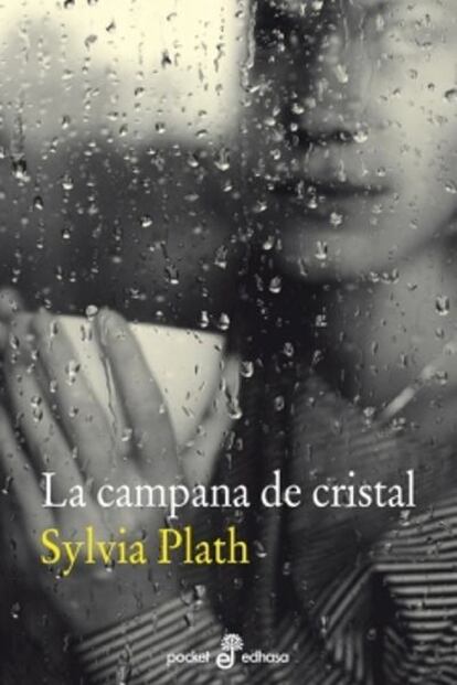 La campana de cristal, de Sylvia Plath (1963). Denominada en ocasiones como El guardián entre el centeno femenino, la única novela publicada de la poetisa Sylvia Plath es una narración prácticamente autobiográfica sobre el descenso hacia la enfermedad mental que sufrió la autora en los años 50. Su calidad basta como mérito, aunque igualmente alcanzó la fama por el sonoro suicidio de Plath meses después de su publicación.