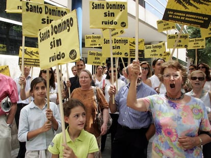 Manifestaci&oacute;n de los vecinos de Ciudad Santo Domingo en 2005.