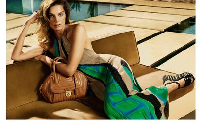 Daria Werbowy firma su cuarta campaña para Salvatore Ferragamo. Una piscina ubicada en California fue el escenario en el que Mert & Marcus fotografiaron a la guapa ucraniana.