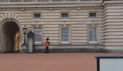 El guardia real, en un momento de su turno. 