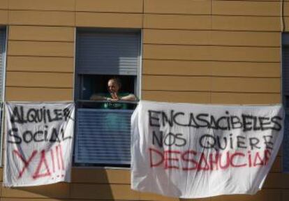 Ana Pulgar en la fachada de uno de los bloques de Encasa Cibeles en Parla