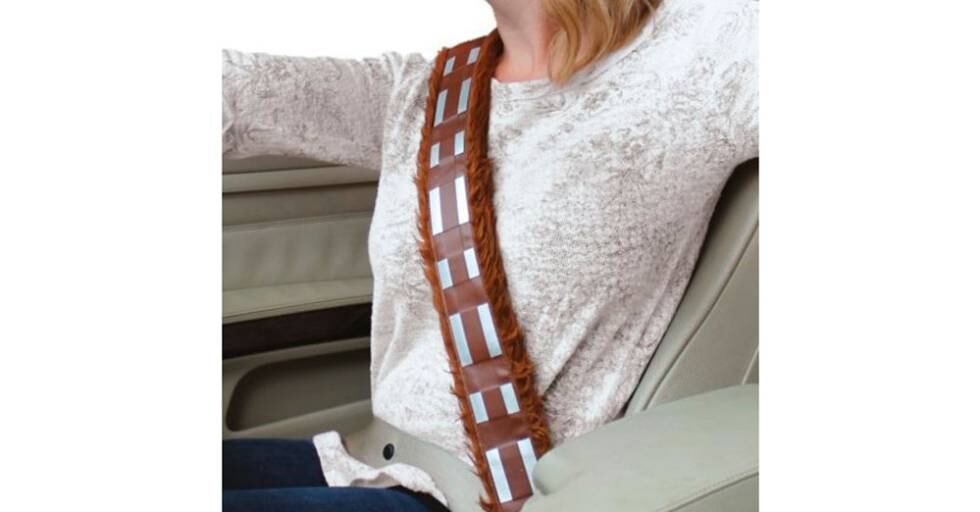 Dale un toque peludo de Chewbacca a tu coche con este original cinturón