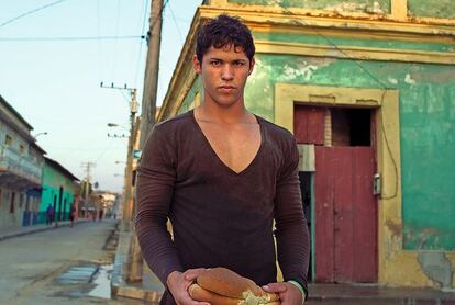 En Gibara, en la costa nororiental cubana, un muchacho se levanta temprano para comprar pan.