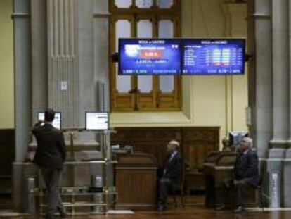 Monitor en la bolsa de Madrid que muestra, entre otras, la prima de riesgo de España. EFE/Archivo