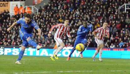 Lampard marca de penalti el tercer gol del Chelsea ante el Stoke City.