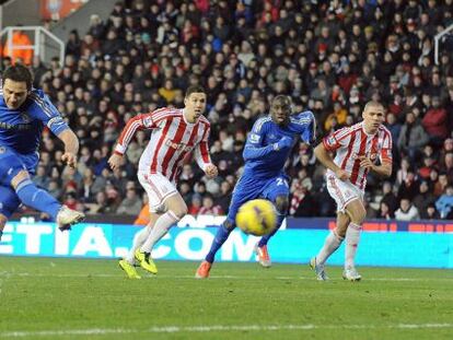Lampard marca de penalti el tercer gol del Chelsea ante el Stoke City.