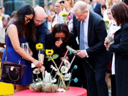 Las víctimas de la matanza han sido homenajeadas en el mosaico de la Rambla, donde también se ha hecho una ofrenda floral. Los actos no han tenido prácticamente incidentes