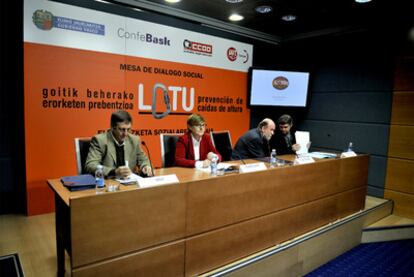 Los secretarios generales de UGT y CC OO en Euskadi, Dámaso Casado (izquierda) y Unai Sordo, respectivamente, flanquean a la consejera de Empleo, Gemma Zabaleta, y al secretario general de Confebask, José Guillermo Zubia, en la presentación de un programa de seguridad en el trabajo.