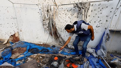 Un periodista inspecciona el lugar donde ha muerto el reportero de Al Jazeera Anas Al Sharif y varios compañeros en Ciudad de Gaza.