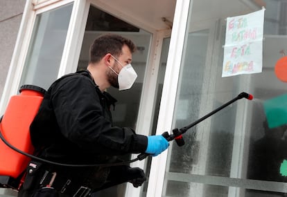 Un miembro de la UME realiza labores de desinfección, este jueves en una residencia de Valencia.