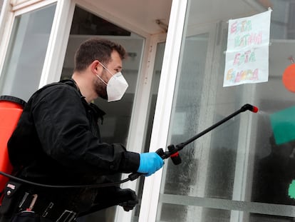 Un miembro de la UME realiza labores de desinfección, este jueves en una residencia de Valencia.