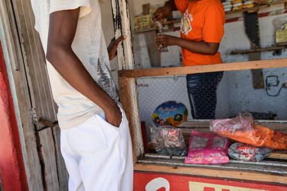 Mary abrió una pequeña tienda al lado de su verdadero trabajo. "Me ayuda a conseguir algo de dinero extra y es una buena manera de entrar en contacto con potenciales clientes que quieran sexo también", dice. 
