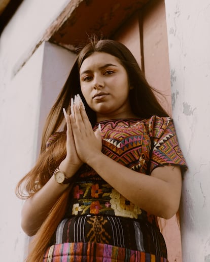 Chichicastenango, Quiché; 2021-
Evelyn, 17 años, usa extensiones, cabello teñido de rojo, largo
uñas y un vestido corto. Declaraciones que desafían las normas de las mujeres en el Altiplano Central. La imagen, influenciada por las redes sociales, desafía la cultura clásica de las tierras altas. La Generación Z desafía intencionalmente las capas de la religión, la influencia colonial y el machismo profundamente arraigado. Estas elecciones de moda representan una ruptura con el pasado, abrazando las tendencias contemporáneas y las perspectivas personales sobre las expectativas tradicionales.