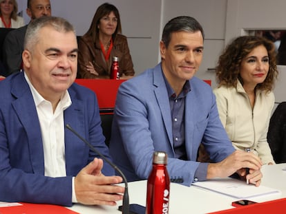 El presidente del Gobierno en funciones y líder socialista Pedro Sánchez, en el centro, junto a la ministra de Hacienda en funciones, María Jesús Montero, y el secretario de Organización del PSOE, Santos Cerdán.