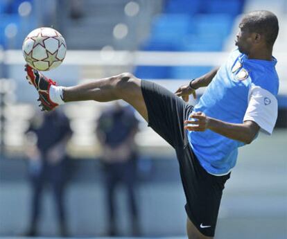 Eto'o controla un balón durante el entrenamiento de ayer en Valdebebas.