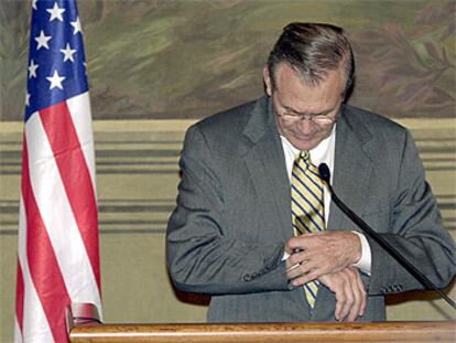 El secretario de Defensa norteamericano, Donald Rumsfeld, mira su reloj durante la rueda de prensa que ofreció ayer en Roma.
Jacques Chirac.