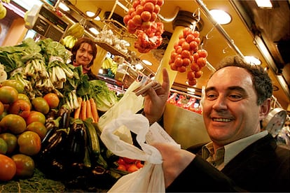 Los dos famosos cocineros comprando unos tomates 'raf' para la comida. "Uno de los monumentos de la cocina", según proclama Adrià