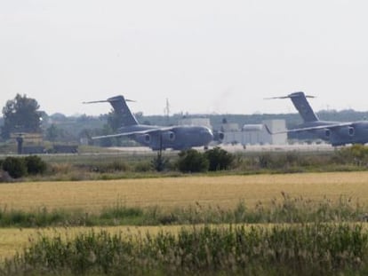 Aviones de transporte estadounidenses, en la base de Mor&oacute;n, la pasada semana.