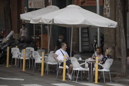 Terrassa a la calçada davant l'Hospital de Sant Pau.