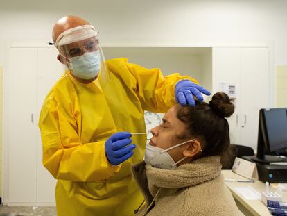 Un profesional sanitario realiza un test de antígenos en el Centro de Atención Primaria de Manso, en Barcelona.