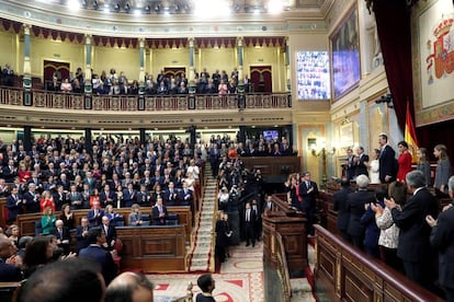 Felipe VI recibe el aplauso de los asistentes en el hemiciclo del Congreso de los Diputados, durante la celebración del 40 aniversario de la Constitución.