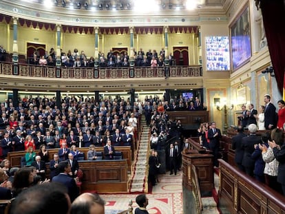 Felipe VI recibe el aplauso de los asistentes en el hemiciclo del Congreso de los Diputados, durante la celebración del 40 aniversario de la Constitución.