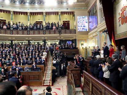 Felipe VI recibe el aplauso de los asistentes en el hemiciclo del Congreso de los Diputados, durante la celebración del 40 aniversario de la Constitución.