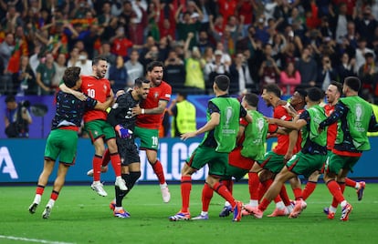 Diogo Costa con los demás jugadores de Portugal tras finalizar el encuentro.