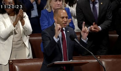 Hakeem Jeffries, este jueves, durante su maratoniano discurso en la Cámara de Representantes.