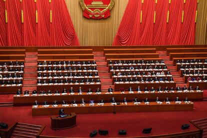 El primer ministro chino, Li Keqiang, presenta su discurso en la inauguración de la sesión legislativa de la Asamblea Nacional Popular en el Gran Palacio del Pueblo