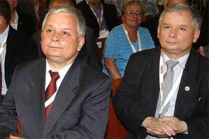 Lech Kaczynski (izquierda) y su hermano gemelo, Jaroslaw, en un congreso en Gdansk (Polonia) en agosto pasado.