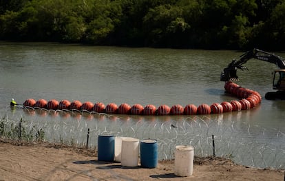 Las auotridades texanas esperan concluir con la instalación de esta valla en las próximas dos semanas. Esta se extenderá sobre 305 metros de la zona central del río. En la imagen, la instalación de las boyas en un tramo del río Bravo.