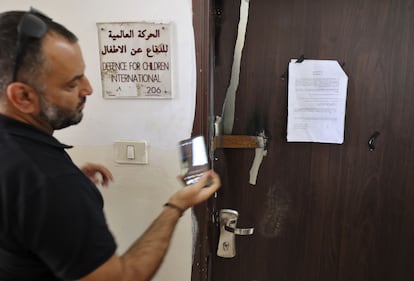 Puerta clausurada de la ONG palestina Defensa de los Niños, el jueves en Ramala