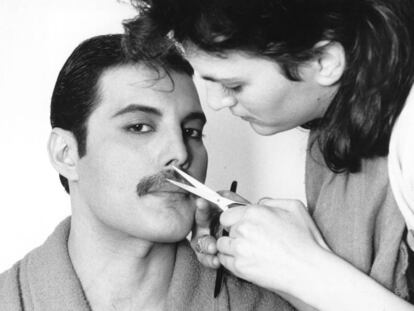 Una mujer arregla en 1982 uno de los míticos bigotes de la historia, el de Freddie Mercury.