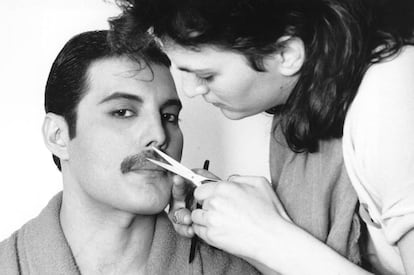 Una mujer arregla en 1982 uno de los míticos bigotes de la historia, el de Freddie Mercury.