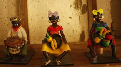 Figuras de San Basilio de Palenque con la indumentaria de la tradición afro, en Colombia.