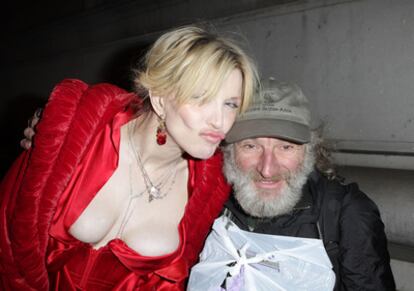 Courtney Love posa con un vagabundo el pasado noviembre en Nueva York.